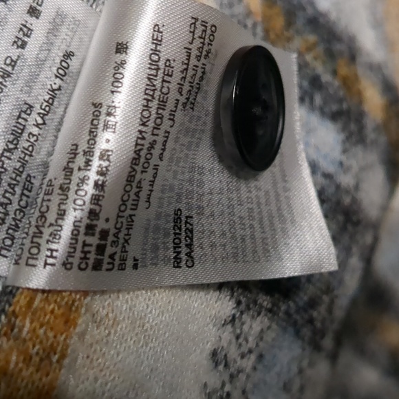 H&M* lightweight fuzzy plaid long sleeve collared button front size L shacket - Picture 11 of 12